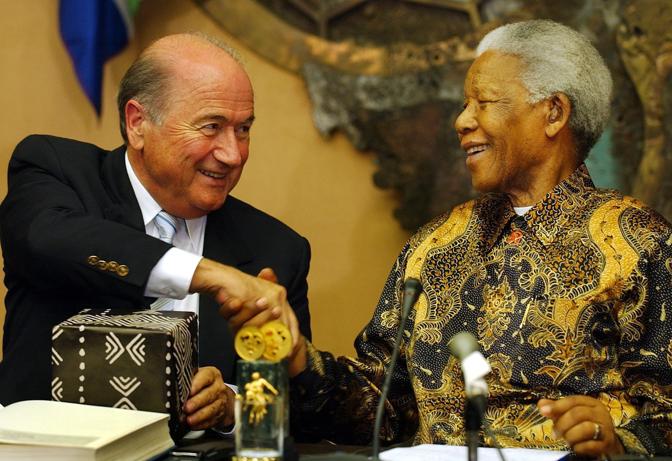 Sepp Blatter e Nelson Mandela. Ansa